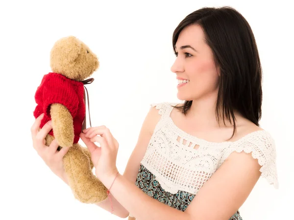 Hermosa mujer joven en el estudio disparó sosteniendo un juguete de oso de peluche —  Fotos de Stock