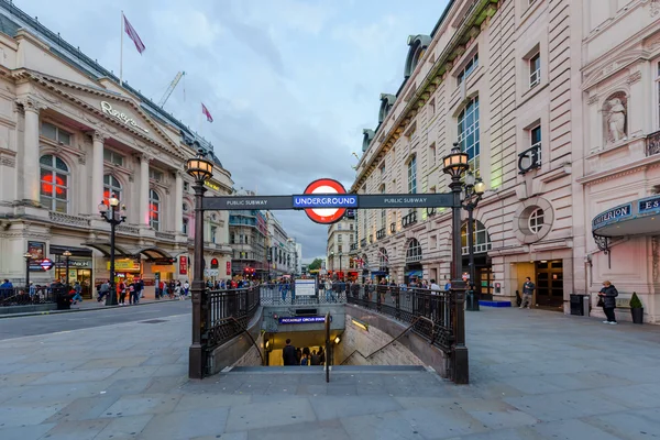 London, Wielka Brytania - 28 lipca 2015 - metra znak w Piccadilly Circ — Zdjęcie stockowe