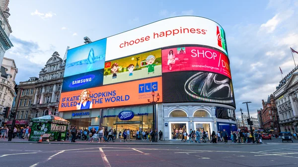 Londres, Reino Unido - 28 de julio de 2015 - Piccadilly Circus y nuevos signos Fotos de stock libres de derechos