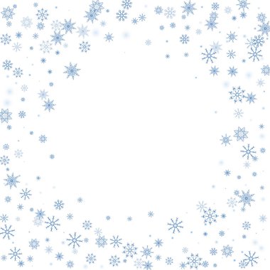 Noel arkaplanı. Mavi narin kar taneleri beyaz arka planda uçar. Şenlikli