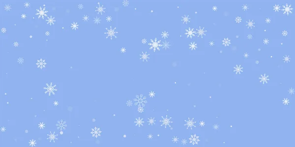 Blancos delicados copos de nieve calados están dispersos sobre un fondo azul. Fondo festivo, diseño de tarjetas postales, papel pintado — Vector de stock