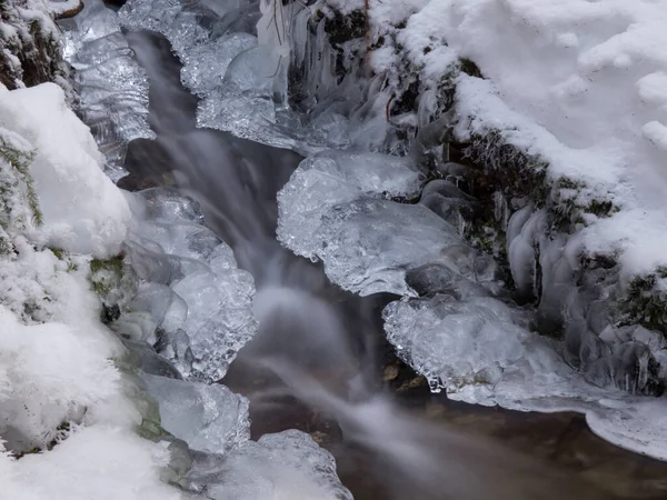 Pohled Skalnatý Tok Řeky Ledem — Stock fotografie