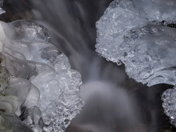 얼음으로 흐르는 바위투성이의 바라본 — 스톡 사진