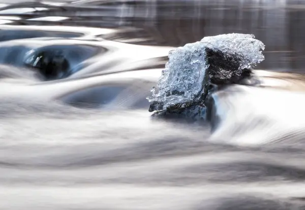 岩の多い川が氷で流れ — ストック写真