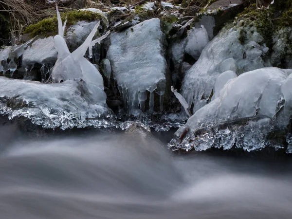 얼음으로 흐르는 바위투성이의 바라본 — 스톡 사진
