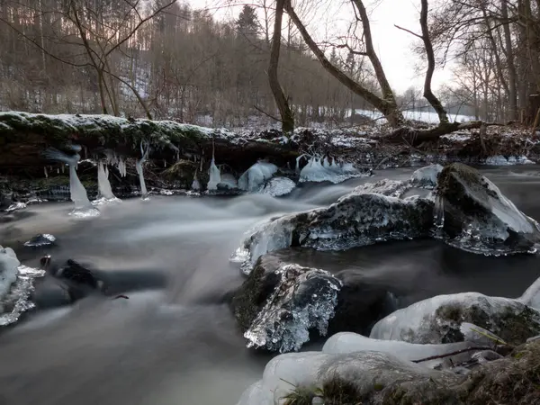 Rio Rochoso Com Gelo Cercado Por Floresta Coberta Neve — Fotografia de Stock