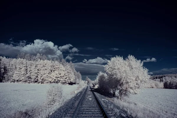 Τονισμένο Πλάνο Του Τοπίου Σιδηροδρομικό Και Μπλε Συννεφιασμένο Ουρανό — Φωτογραφία Αρχείου