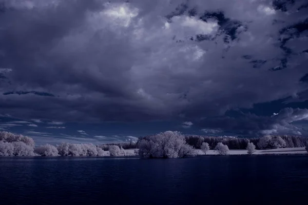 Plano Tonificado Paisaje Con Lago Cielo Azul Plantas Blancas — Foto de Stock