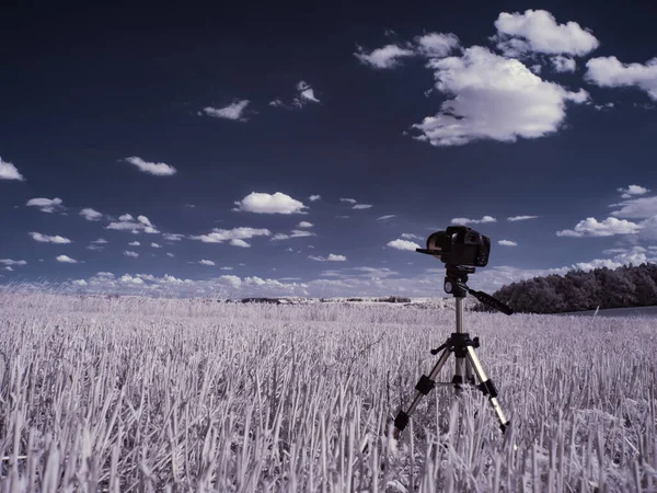 Getönte Aufnahme Einer Flachen Landschaft Mit Blauem Himmel Und Weißem — Stockfoto