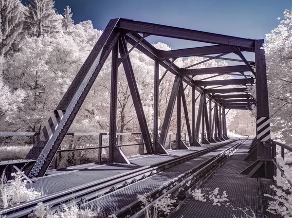 Plano Tonificado Paisaje Con Ferrocarril Cielo Azul Nublado — Foto de Stock