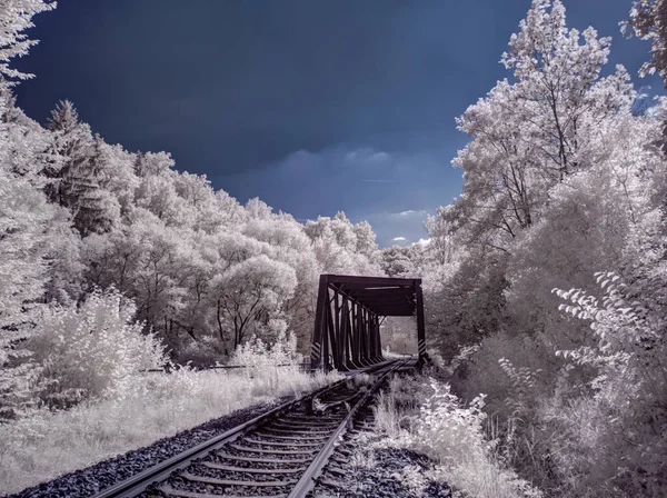 鉄道と青い曇り空の風景のトーンショット — ストック写真
