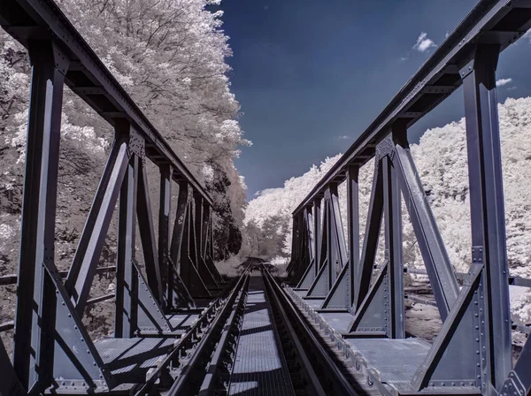 Plano Tonificado Paisaje Con Ferrocarril Cielo Azul Nublado — Foto de Stock