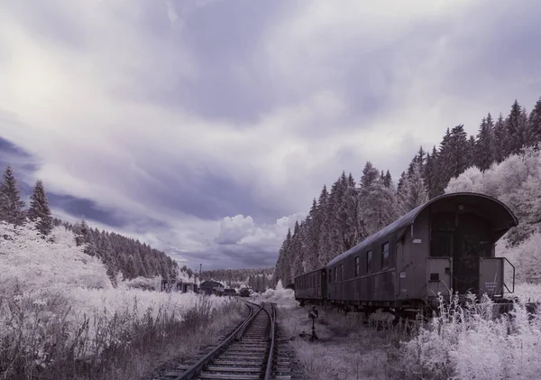 鉄道と青い曇り空の風景のトーンショット — ストック写真