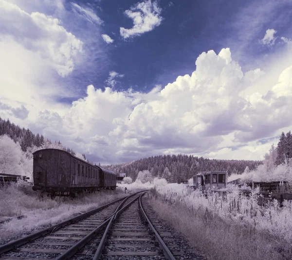Τονισμένο Πλάνο Του Τοπίου Σιδηροδρομικό Και Μπλε Συννεφιασμένο Ουρανό — Φωτογραφία Αρχείου