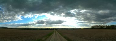 bulutlu bir gökyüzünün altındaki doğal manzara manzarası