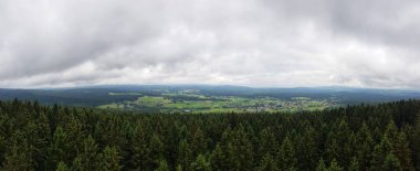 bulutlu bir gökyüzünün altındaki doğal manzara manzarası