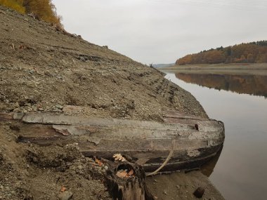 bulutlu bir gökyüzünün altındaki doğal manzara manzarası