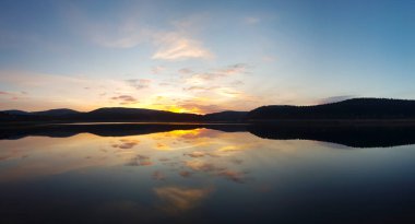 Gün batımı bulutlu gölet manzarası