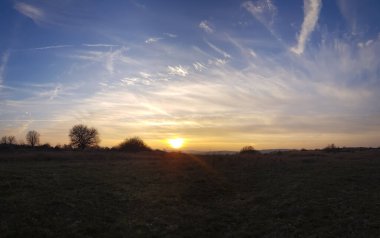 bulutlu bir gökyüzünün altındaki doğal manzara manzarası