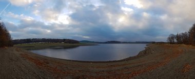 Gün batımı bulutlu gölet manzarası