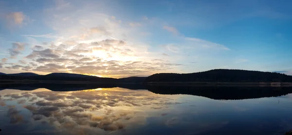 Malerischer Blick Auf Teich Mit Sonnenuntergang Bewölkt Himmel — Stockfoto