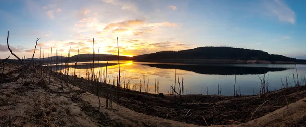 Vue Panoramique Étang Avec Coucher Soleil Ciel Nuageux — Photo