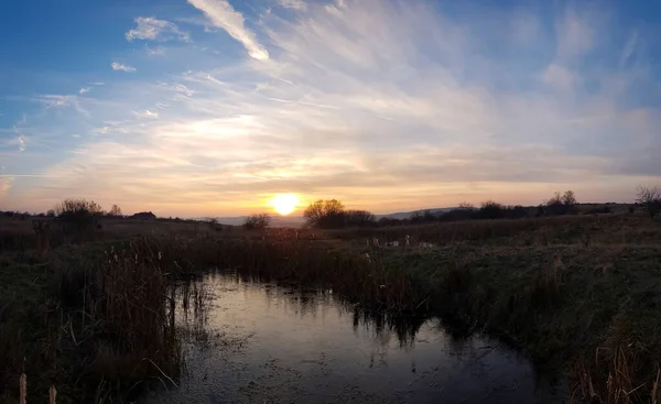 Malerischer Blick Auf Teich Mit Sonnenuntergang Bewölkt Himmel — Stockfoto