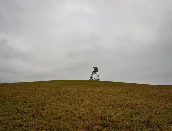 bulutlu bir gökyüzünün altındaki doğal manzara manzarası