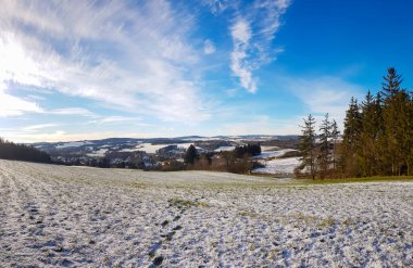 bulutlu bir gökyüzünün altındaki doğal manzara manzarası