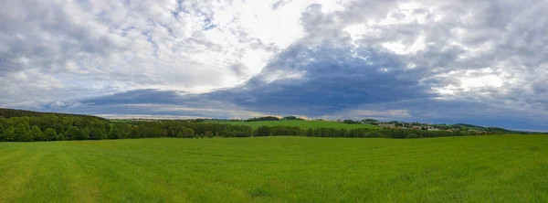 Живописный Вид Красивую Зеленую Сцену Голубым Облачным Небом — стоковое фото