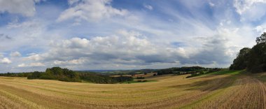 bulutlu bir gökyüzünün altındaki doğal manzara manzarası