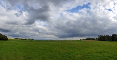 bulutlu bir gökyüzünün altındaki doğal manzara manzarası