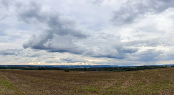 Malebný Panorama Pohled Přírodní Krajinu Pod Zataženou Oblohou — Stock fotografie