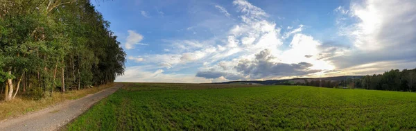 Malowniczy Widok Panoramy Naturalnego Krajobrazu Pod Zachmurzonym Niebem — Zdjęcie stockowe