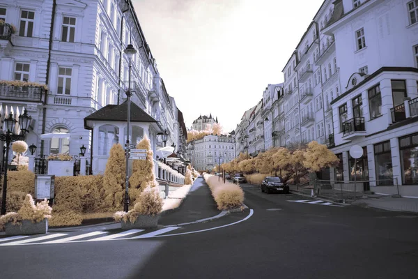 Fotografía Infrarroja Foto Surrealista Del Paisaje Con Árboles Bajo Cielo — Foto de Stock