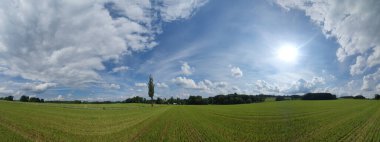 bulutlu bir gökyüzünün altındaki doğal manzara manzarası