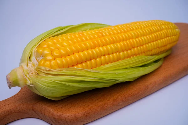 Świeża Kukurydza Lub Kukurydza Izolowane Białym Tle — Zdjęcie stockowe