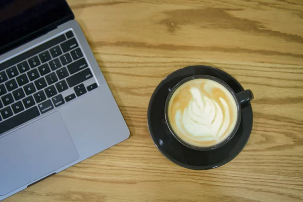 Kubek Kawy Laptop Rustykalnym Drewnianym Stole Przerwa Kawę Sztuka Latte — Zdjęcie stockowe