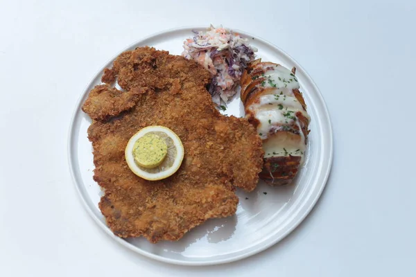 Lüks bir restorandan et tabağı.