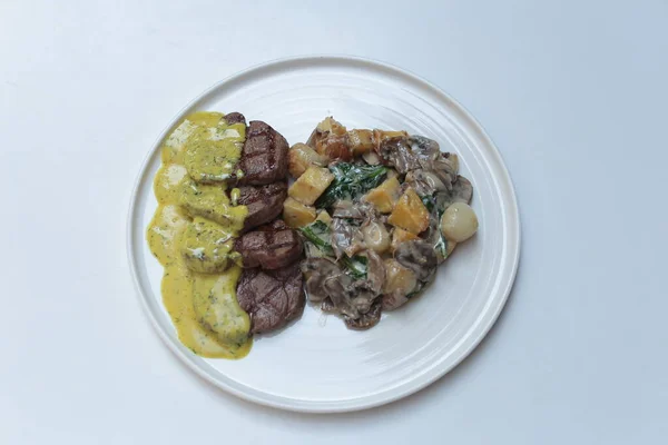 8. Lüks bir restorandan et tabağı.