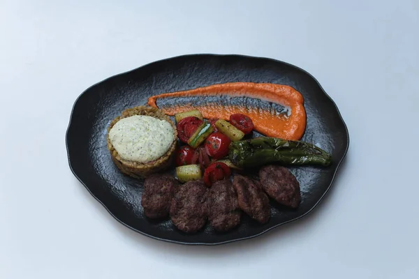 Lüks bir restorandan et tabağı.