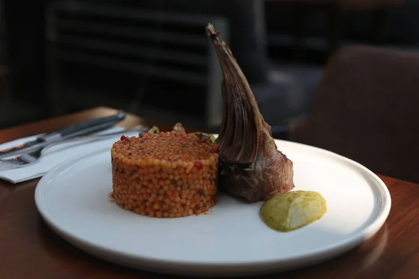 Lüks bir restorandan et tabağı.