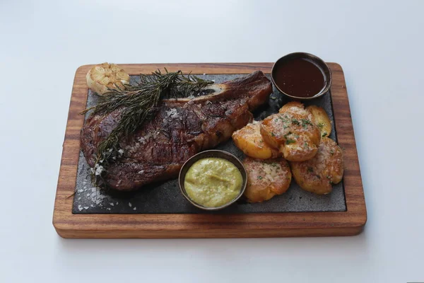 Lüks bir restorandan et tabağı.