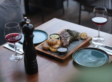 Lüks bir restorandan et tabağı.