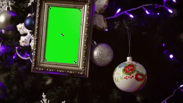 Elegante Fotorahmen am Weihnachtsbaum — Stockvideo