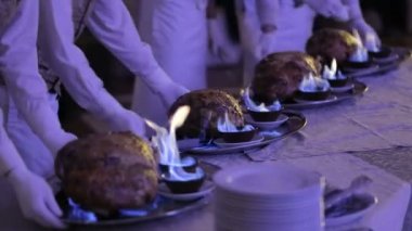 Şef Aşçı et koyun hazırlar