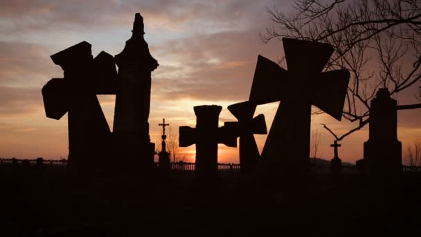 Antiguo cementerio con cruces antiguas — Vídeos de Stock