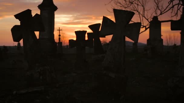 Antiguo cementerio con cruces antiguas 8 — Vídeo de stock