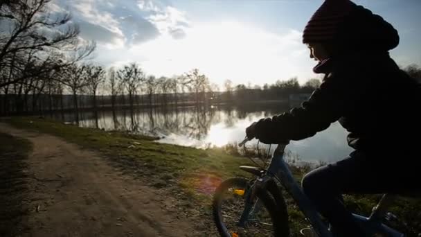 Chica joven montando la bicicleta 4 — Vídeos de Stock