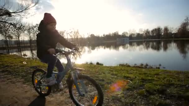 Ung flicka ridning cykeln 3 — Stockvideo